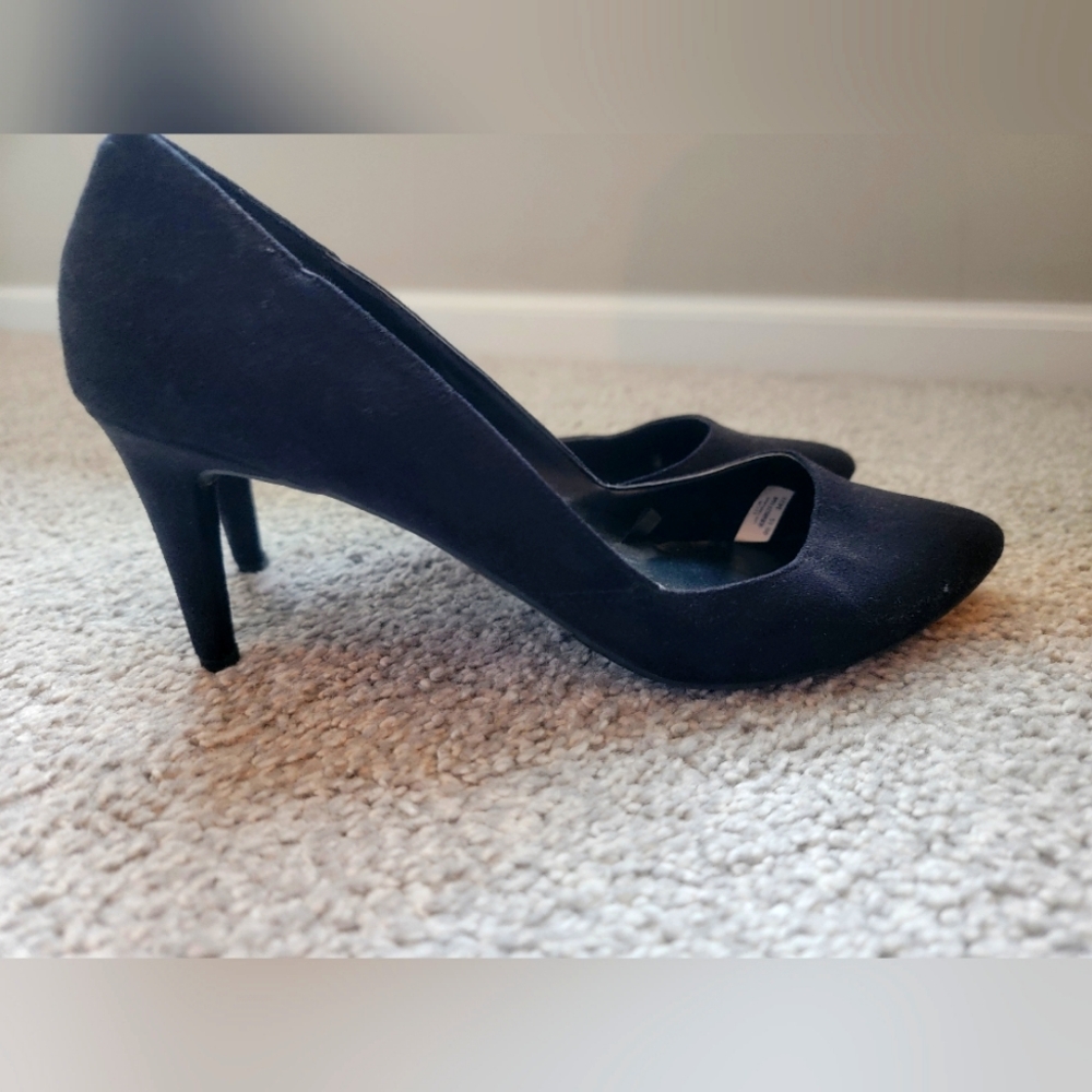 American Eagle pointed toe suede pumps